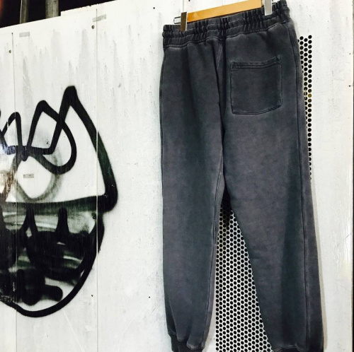 ボトムスのスウェットパンツ