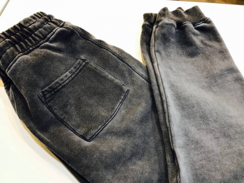 スウェットパンツのYEEZY