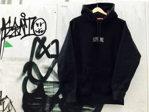 トップスのパーカー