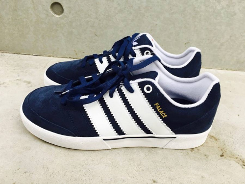 スニーカーのadidas