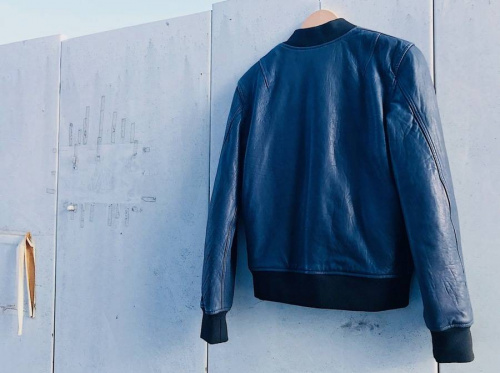 ブルゾンのレザー