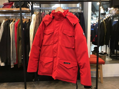 トップスのマウンテンパーカー