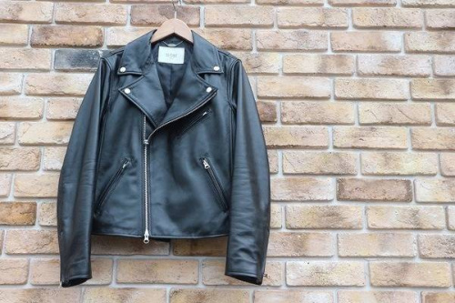 トップスのレザージャケット