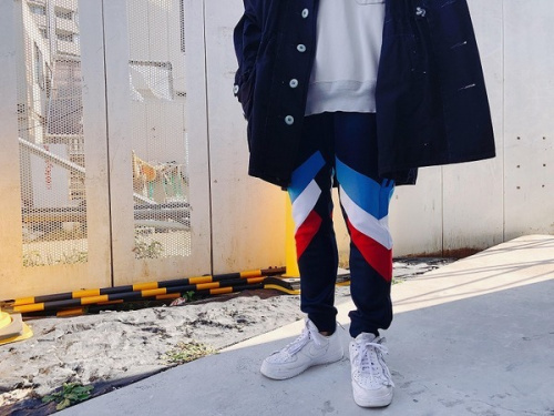 アディダス　ナイキのトラックパンツ　コーデ