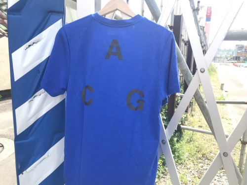 Tシャツのバックロゴ