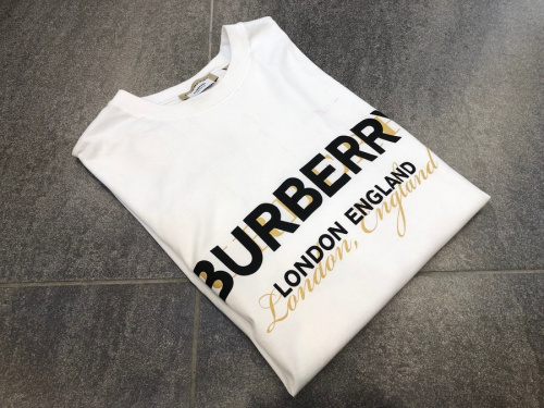 バーバリーのロゴTシャツ