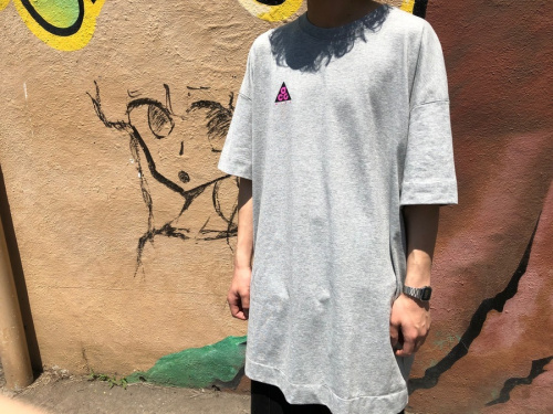 ナイキエーシージーのロゴカットソー