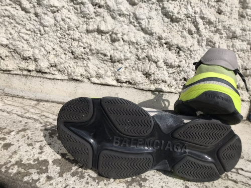 バレンシアガのTRIPLE S