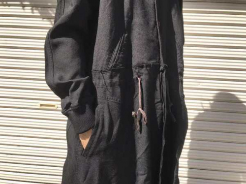 コムデギャルソンオムプリュスのポリ縮絨バック刺繍コート