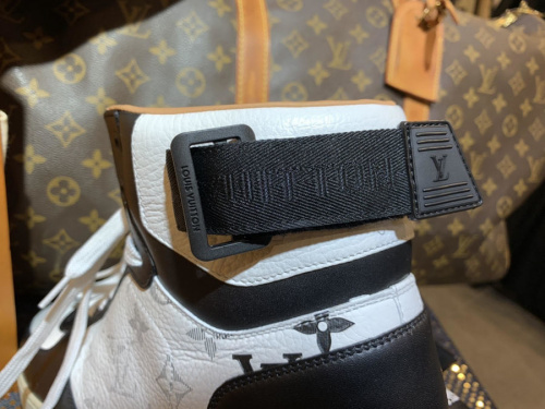 リヴォリラインのスニーカー