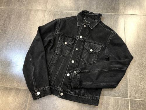 バレンシアガのクラッシュ加工デニムジャケット