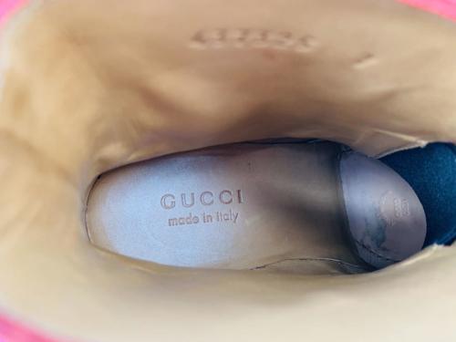 グッチのタイガーバックルブーツ