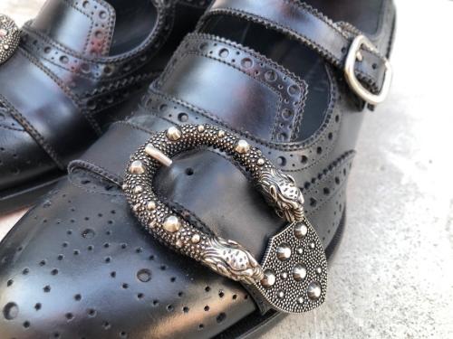 グッチのケルコアブローグモンクシューズ