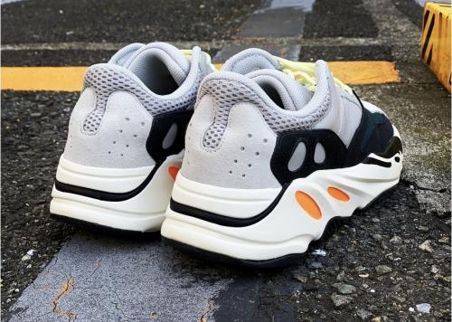 ダットスニーカー