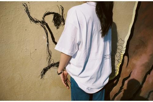 キースのロゴティーシャツ