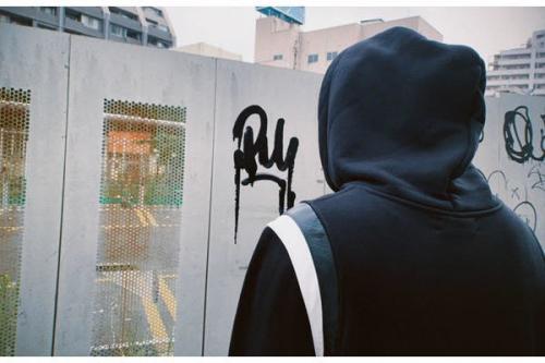 アミリのプルオーバーパーカー