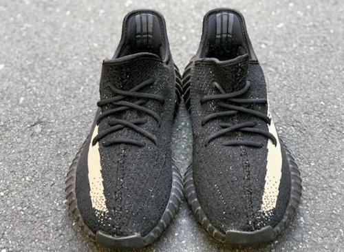 アディダスのYEEZY BOOST 350 V2