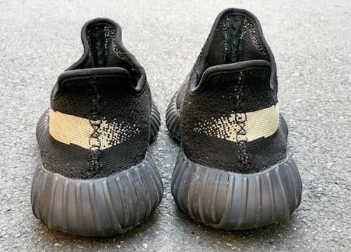 YEEZY BOOST 350 V2のスニーカー