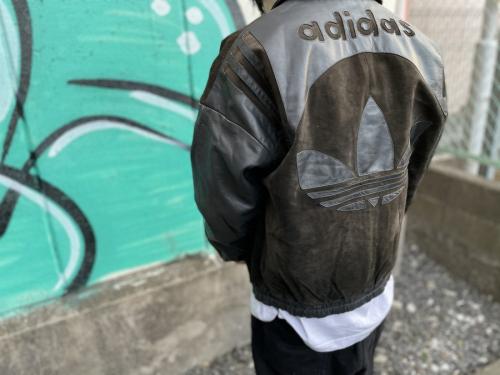 80'sレザージャケットのトレフォイルロゴ