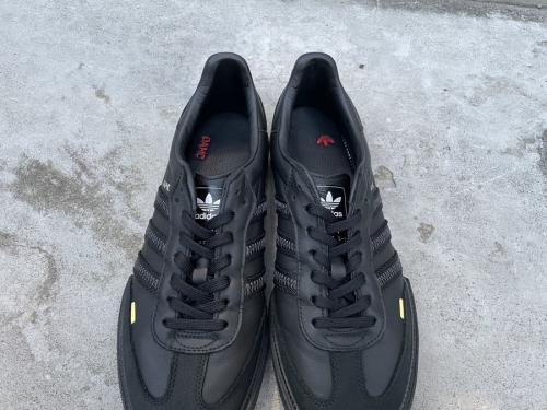 アディダス×オーエーエムシーのサンバ　