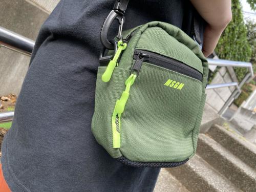 エムエスジーエムのマイクロロゴクロスボディーバッグ