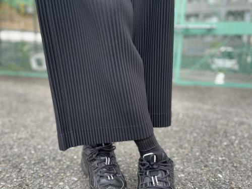 プリーツワイドパンツのメンズ　下北沢