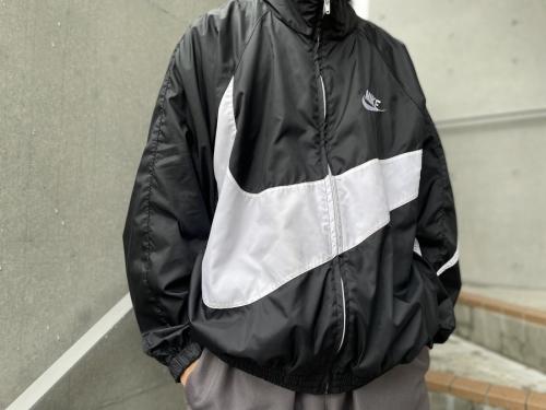 ナイキの風車ロゴプリントTシャツ　ビッグスウォッシュジャケット