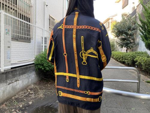 グッチのベルト柄シルクシャツ