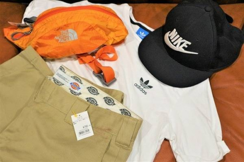 Tシャツのスニーカー