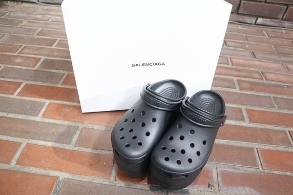 BALENCIAGA/バレンシアガがあのサンダルブランドとの異色の