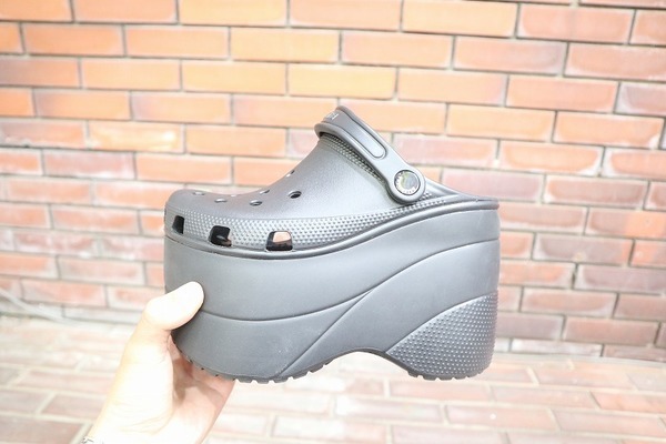BALENCIAGA/バレンシアガがあのサンダルブランドとの異色の BALENCIAGA/バレンシアガがあのサンダルブランドとの異色の