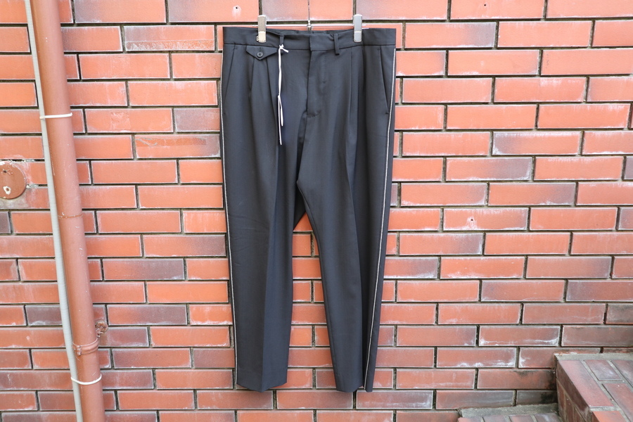 OAMC / オーエーエムシー】より側章2タックスラックスが入荷しました