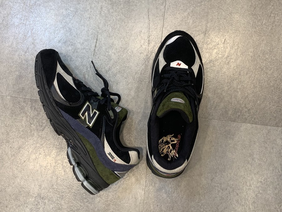 スニーカーアイテム【NEW BALANCE/ニューバランス】から ML2002R9 が 