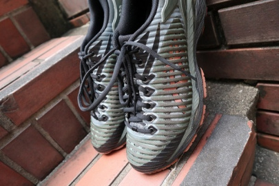 「スニーカーのasics × Kiko Kostadinov 」