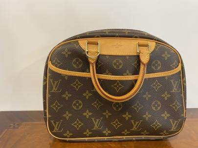 「ラグジュアリーブランドのLOUIS VUITTON 」