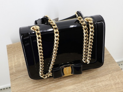 サルヴァトーレフェラガモの方南町