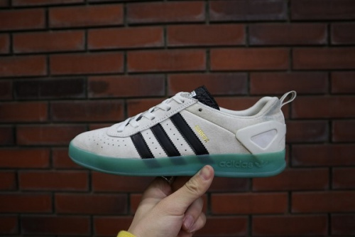 ストリートブランドのadidas