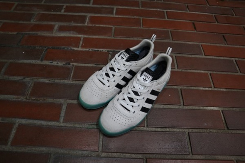 adidasのアディダス