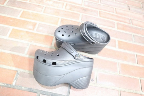 バレンシアガのクロックスコラボ