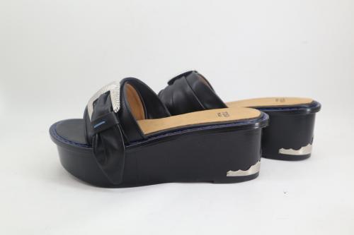 トーガ プルラのサンダル