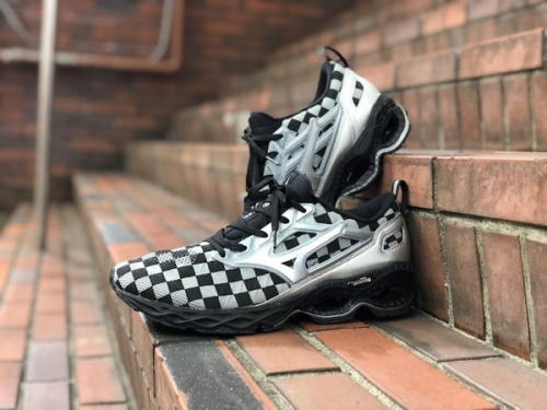 コラボ・別注アイテムのMIZUNO×BEAMS