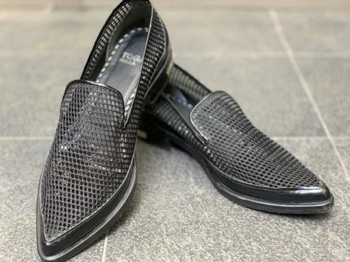 トーガ　プルラのフェザーメッシュシューズ