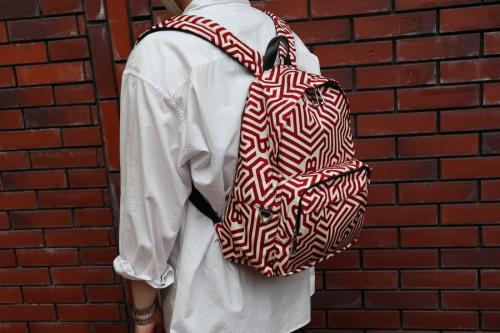 バリーのジオメトリック柄バックパック