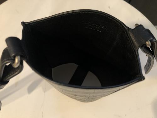 サンローランパリのクロコショルダーボトルバック