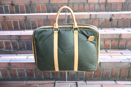 ハンティングワールドのバチュークロスブリーフケース