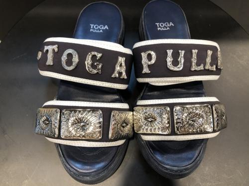 トーガ プルラのメタルロゴサンダル