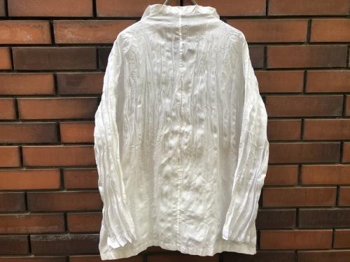 イッセイミヤケフェットのねじりプリーツバンドカラーシャツ