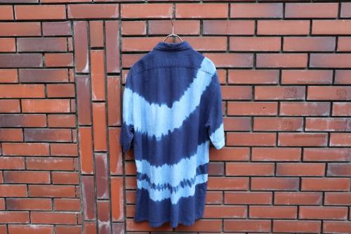 ブルーブルーの藍染シャツ