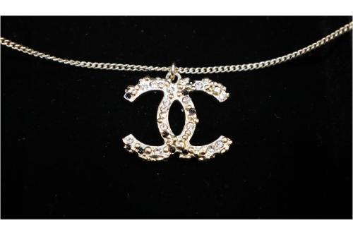 シャネルのココマークラインストーンネックレス