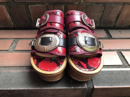 トーガ プルラのプラットフォームパイソンサンダル